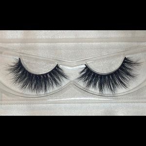 Strip Lashes by @lashedbyj.malave